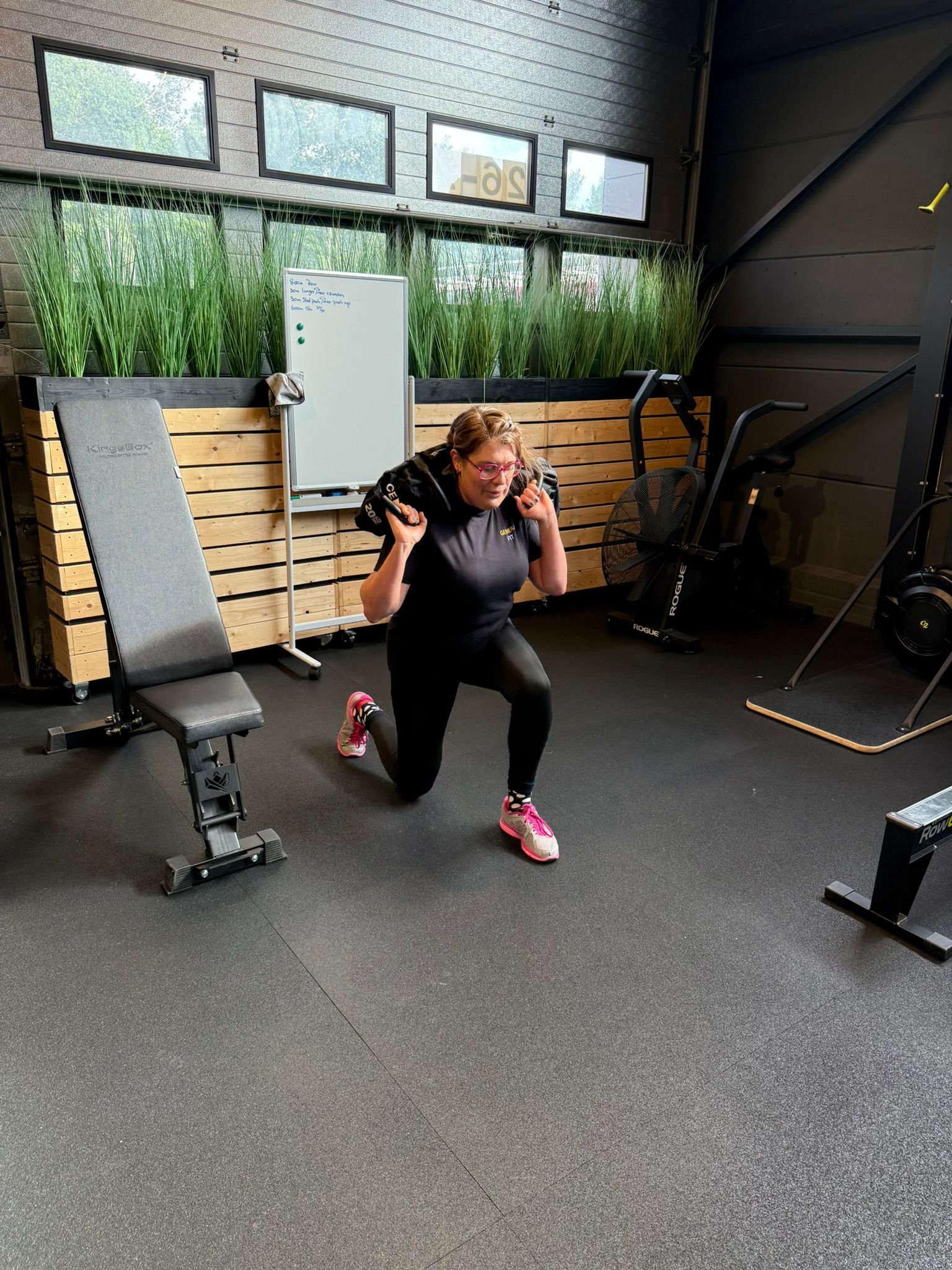 Deelnemer volgt een persoonlijk trainingsschema tijdens de Fit+ training bij General Fit Bergen op Zoom.